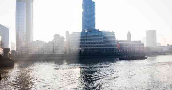 人工智能机器人和人谈恋爱