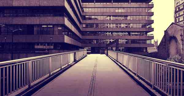 人工智能机器人和人谈恋爱