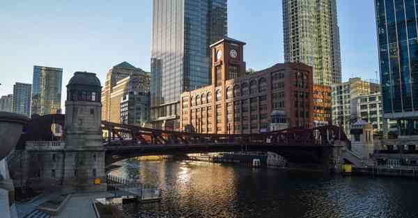 孤独颂歌智能机器人：融合科技和情感的未来