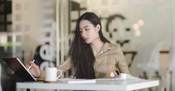 人工智能机器人和人谈恋爱